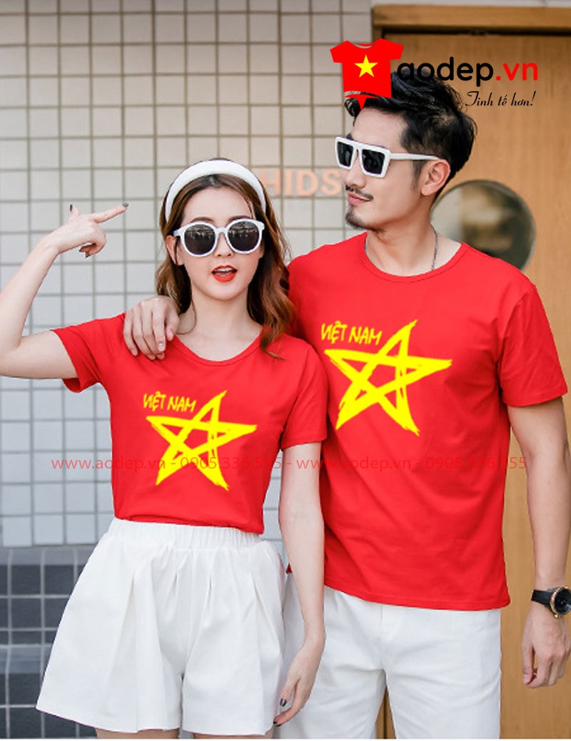 Áo đôi cổ tròn cờ đỏ sao vàng 02: Chỉ cần nhìn vào chiếc áo đôi cổ tròn cờ đỏ sao vàng này, bạn sẽ cảm nhận được tình yêu và sự đoàn kết đến từ đất nước Việt Nam. Với thiết kế đơn giản nhưng đầy ý nghĩa, chiếc áo này sẽ gắn kết hai người trong tình yêu và lòng yêu nước của mình.