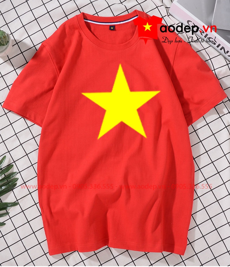 Xem hình ảnh Áo cờ đỏ sao vàng, biểu tượng quốc gia Việt Nam đầy tình yêu thương và tự hào. Với sắc đỏ tượng trưng cho sự can đảm và sức mạnh, cùng với những ngôi sao vàng tỏa sáng tượng trưng cho sự tiến bộ và vinh quang.