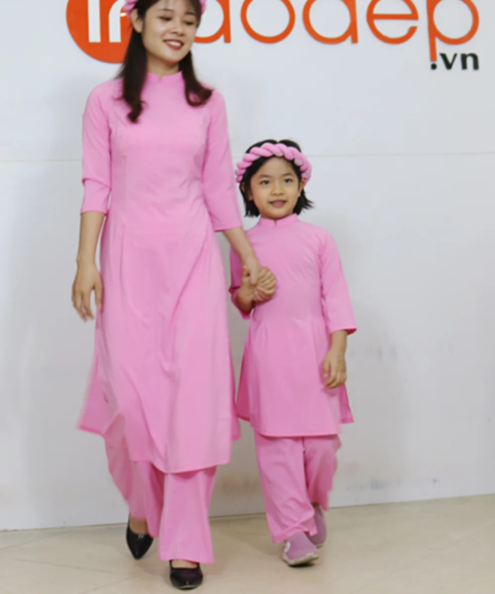 Áo Dài Mẹ Và Bé Cách Tân Màu Hồng Trơn Cổ Trụ