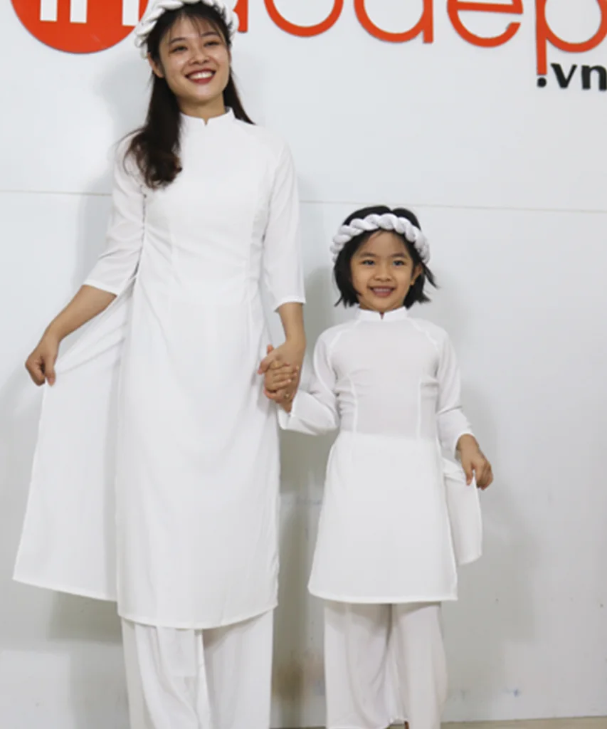 Áo Dài Mẹ Và Bé Cách Tân Màu Trắng Trơn Cổ Trụ