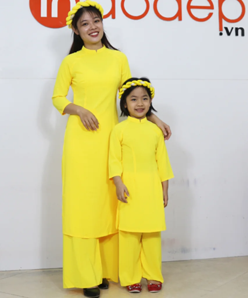Áo Dài Mẹ Và Bé Cách Tân Màu Vàng Trơn Cổ Trụ