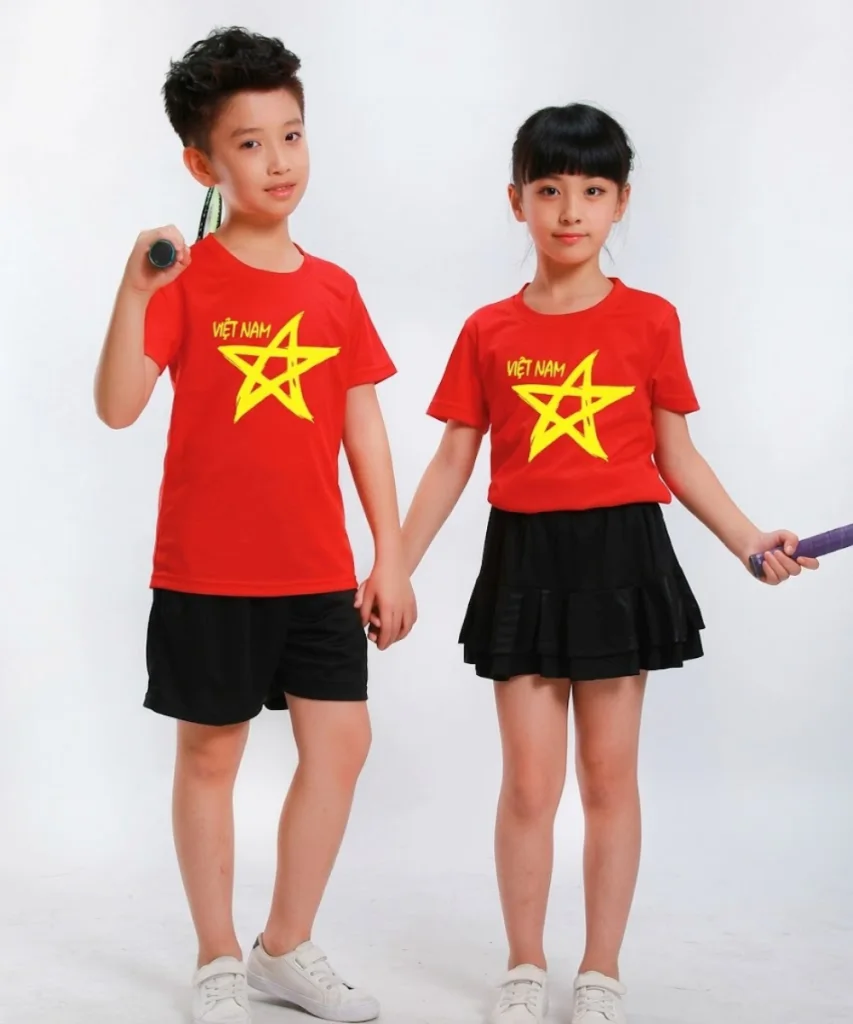 Áo Cờ Đỏ Sao Vàng Trẻ Em Cổ Tròn In Ngôi Sao Cách Điệu Và Chữ Việt Nam