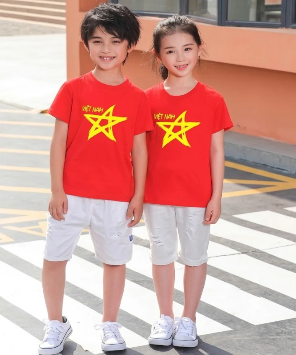 Áo Cờ Đỏ Sao Vàng Trẻ Em Cổ Tròn In Ngôi Sao Cách Điệu Và Chữ Việt Nam - ảnh 2