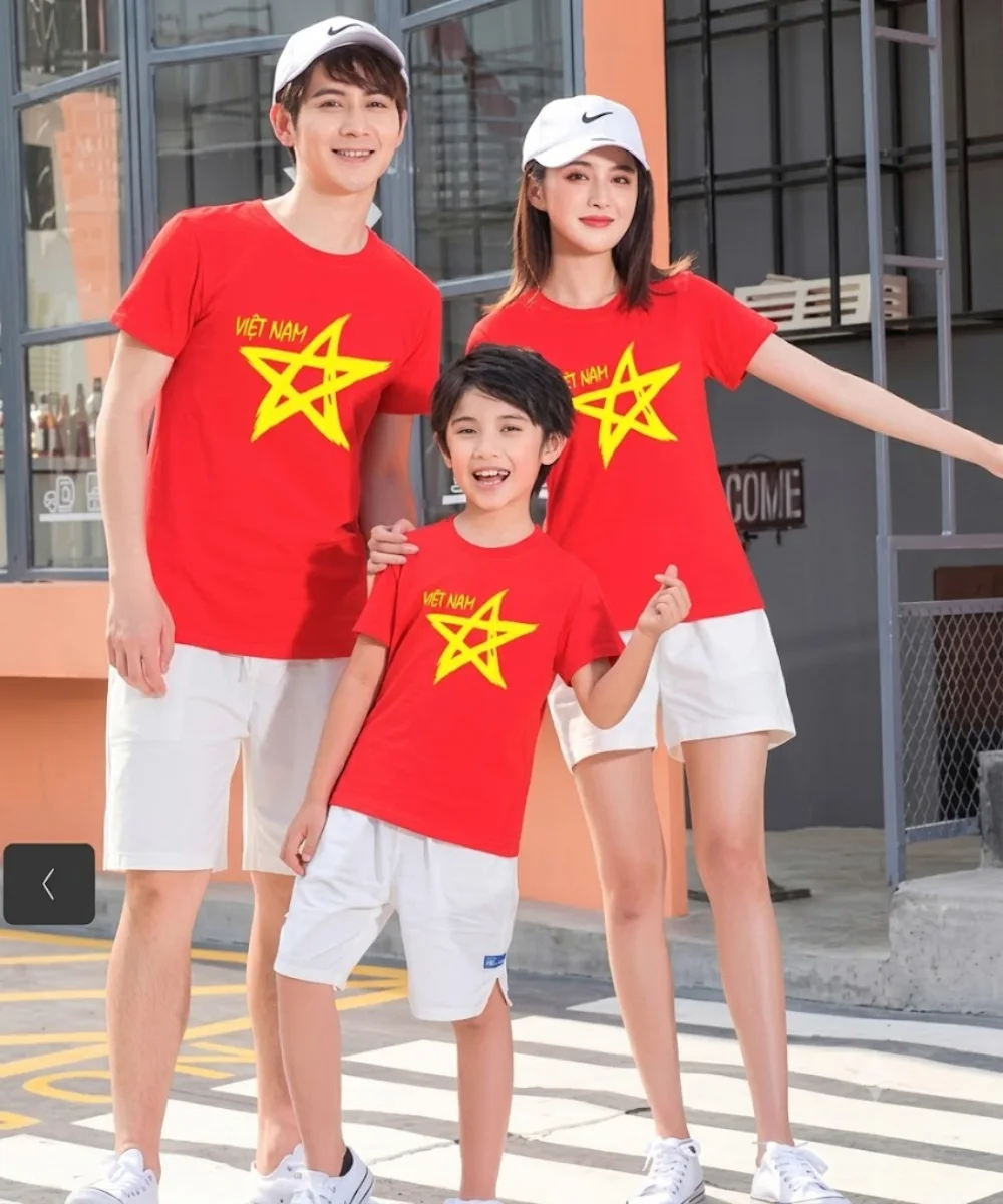 Áo Cờ Đỏ Sao Vàng Cổ Tròn In Ngôi Sao Và Chữ Việt Nam Màu Vàng